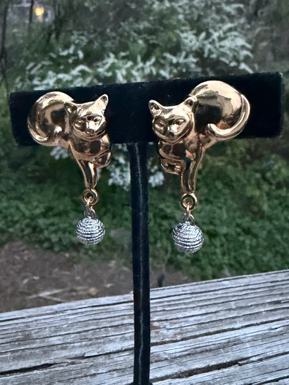 Vintage Playful Gold Tone Cat ClipOn Earrings With Movable SilverTone Yarn Ball